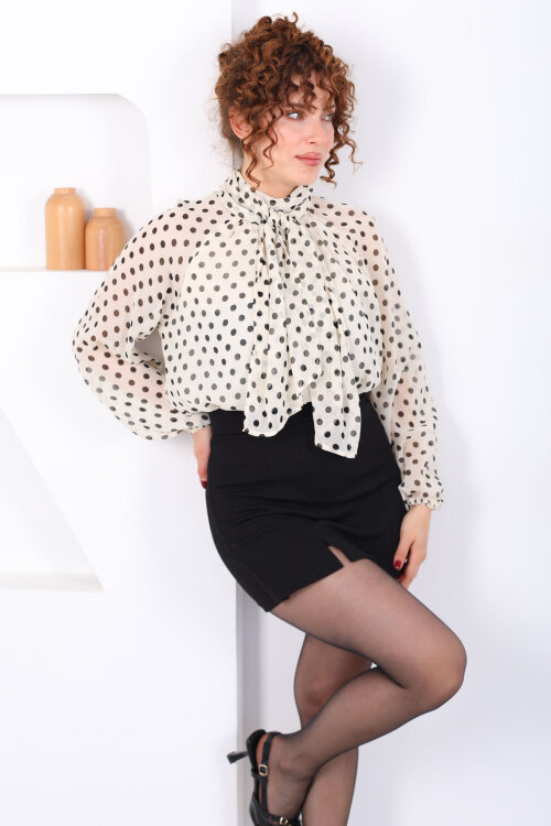 Yakası Şal Detaylı Puantiyeli Şifon Krem Kadın Bluz - Berox