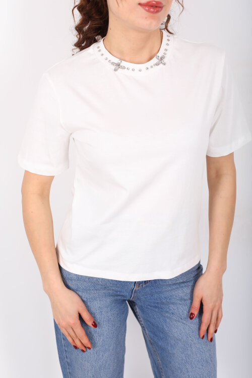 Yakası Taşlı Kısa Kol Beyaz Kadın T-Shirt - Berox (1)