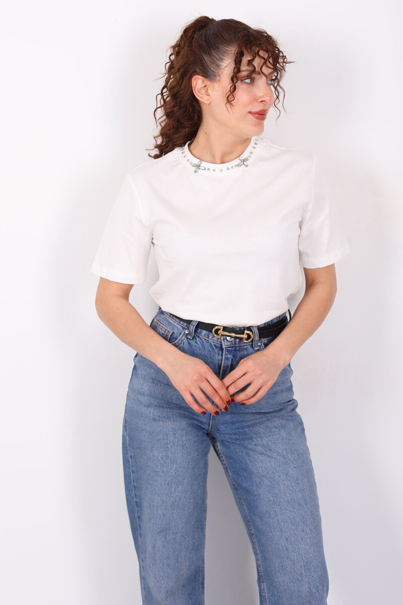 Yakası Taşlı Kısa Kol Beyaz Kadın T-Shirt - 1