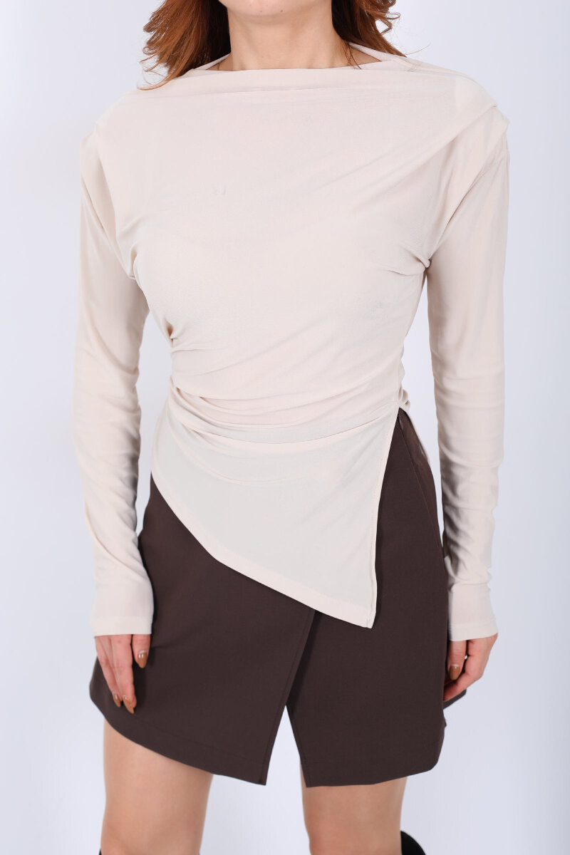 Yanı Büzgülü Asimetrik Bej Kadın Vatkalı Bluz - 2